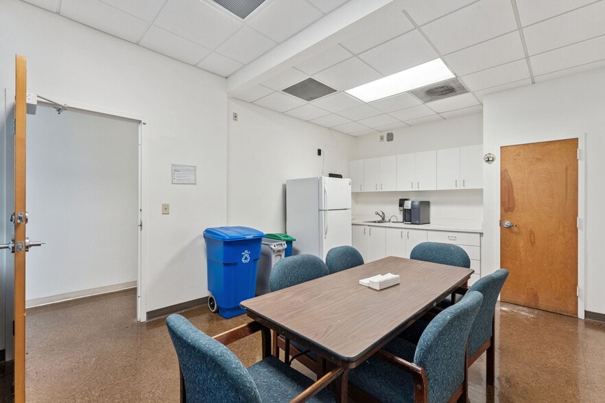 More Photos Of 555 S Hunt Club Blvd, Apopka Bank For Lease