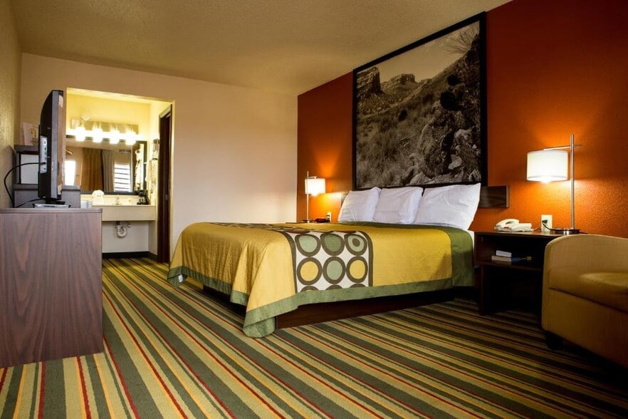 More Photos Of 4120 Williams Ave, Woodward Hotel For Sale