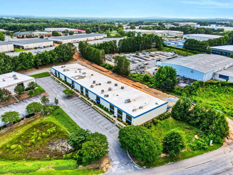 More Photos Of 135 Interstate Blvd, Greenville Flex For Lease