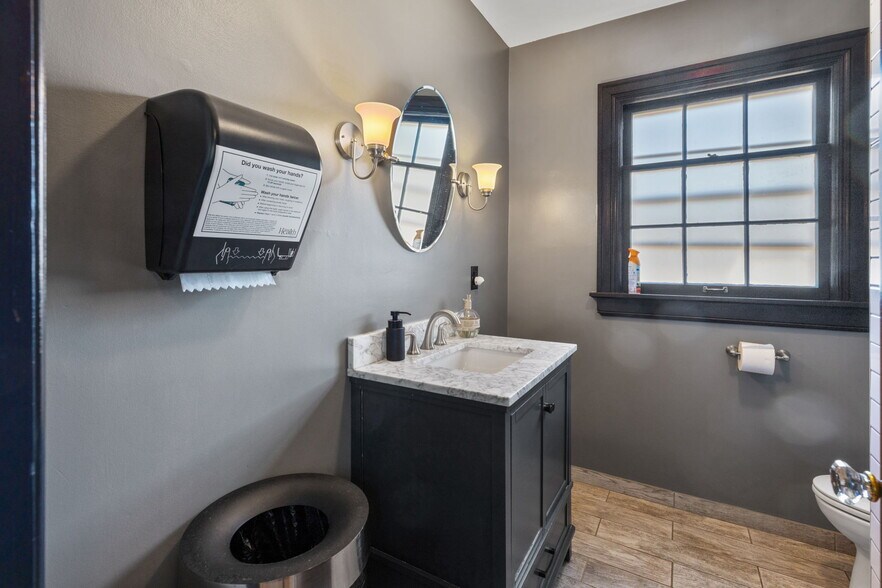 More Photos Of 883 SW Church St, Dallas Restaurant For Sale