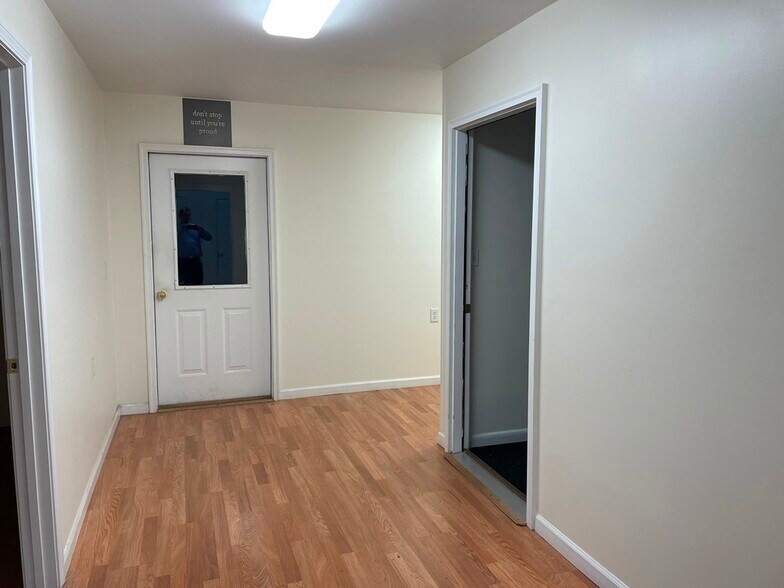 More Photos Of 300 Delano Dr, Manchester Warehouse For Sale