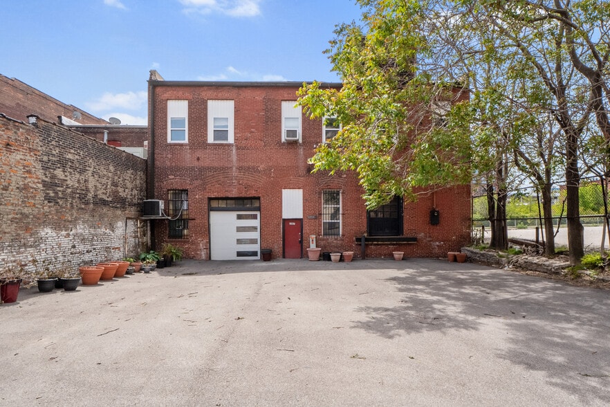 More Photos Of 2007-2009 Locust St, Saint Louis Storefront Retail Residential For Lease
