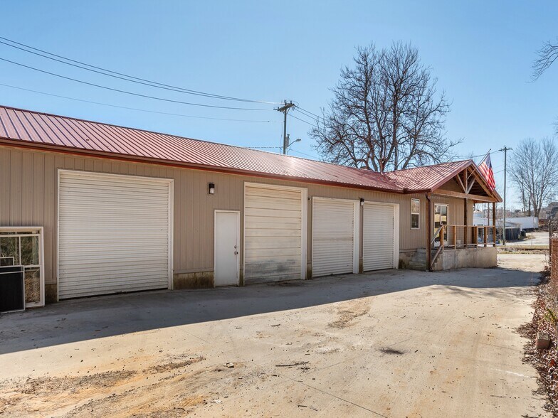 More Photos Of 445 6th E ave, Hendersonville Light Distribution For Sale