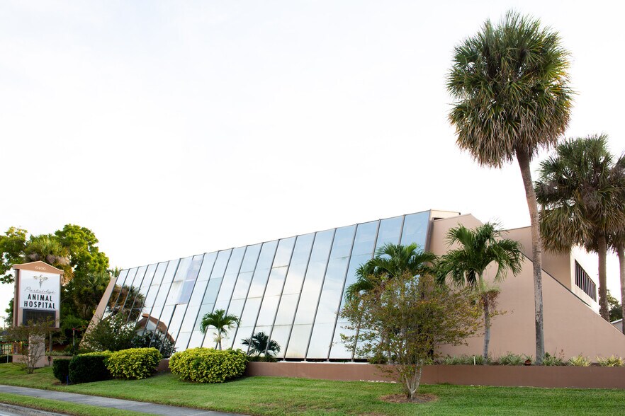 Primary Photo Of 6400 4th St N, Saint Petersburg Medical For Sale