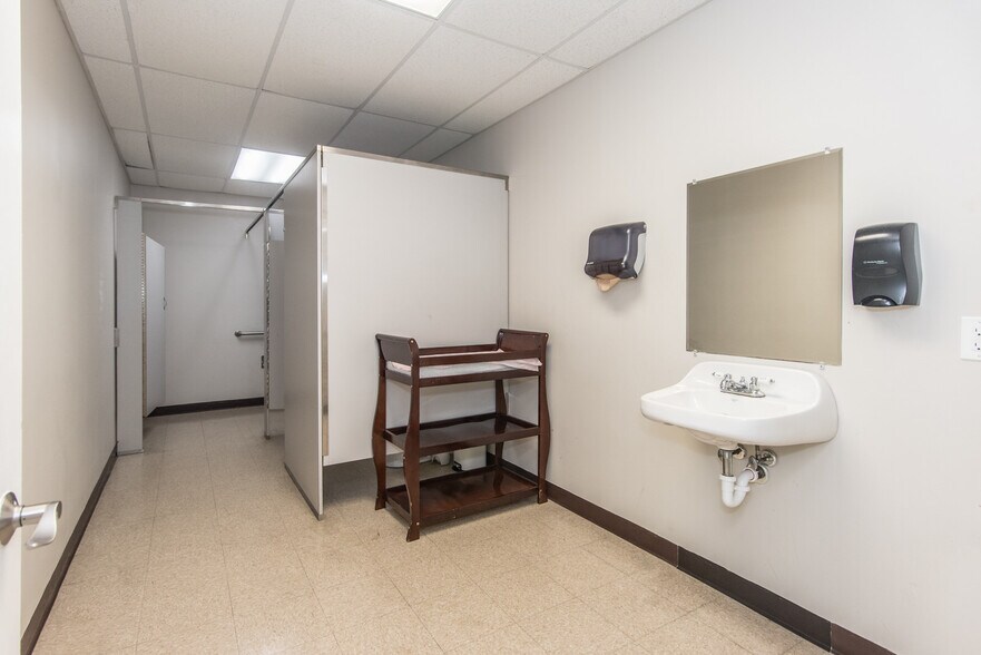 More Photos Of 6044-6052 Castor Ave, Philadelphia Medical For Sale