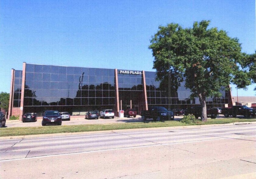 More Photos Of 301 S 70th St, Lincoln Office For Lease