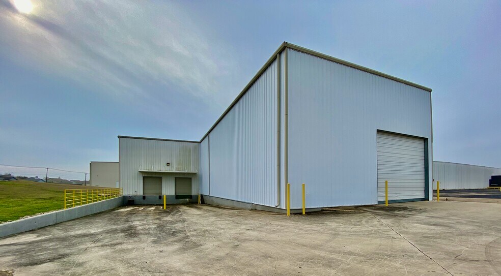 More Photos Of 1103 Carlos G Parker Blvd, Taylor Warehouse For Lease