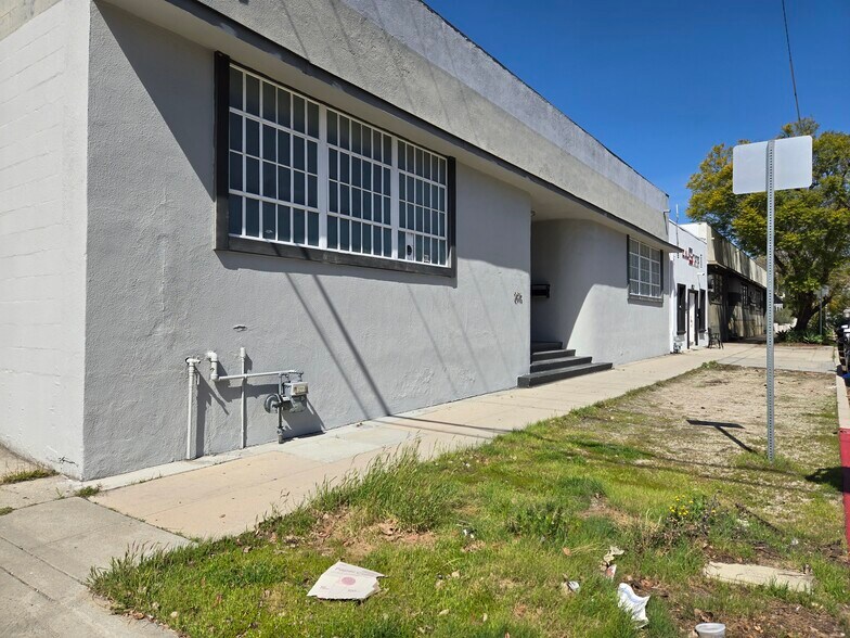 More Photos Of 2015 N Lincoln St, Burbank Manufacturing For Lease