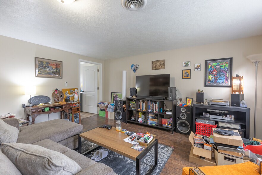 More Photos Of 2312 S Rogers St, Bloomington Freestanding For Sale
