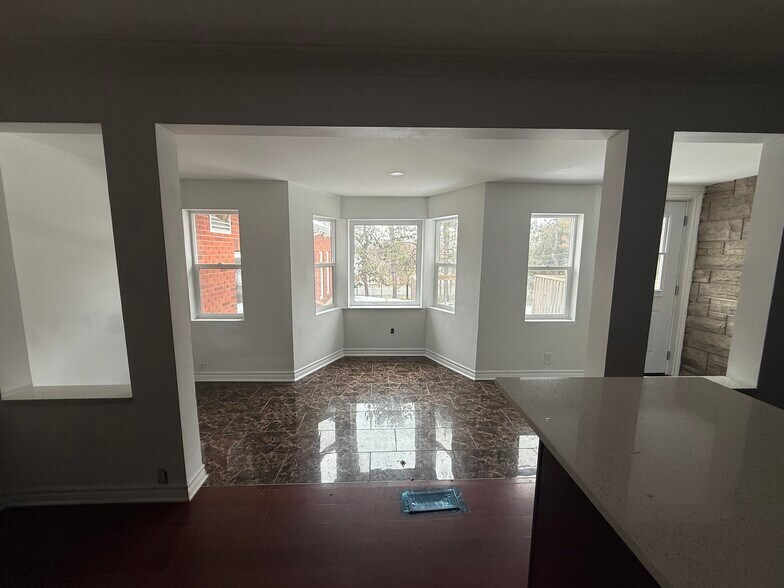 More Photos Of 8411 Russell Rd, Ottawa Flex For Sale