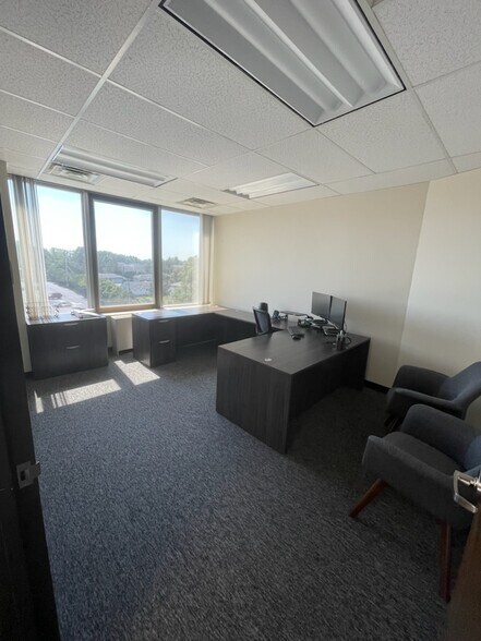 More Photos Of 125 Wolf Rd, Albany Medical For Lease