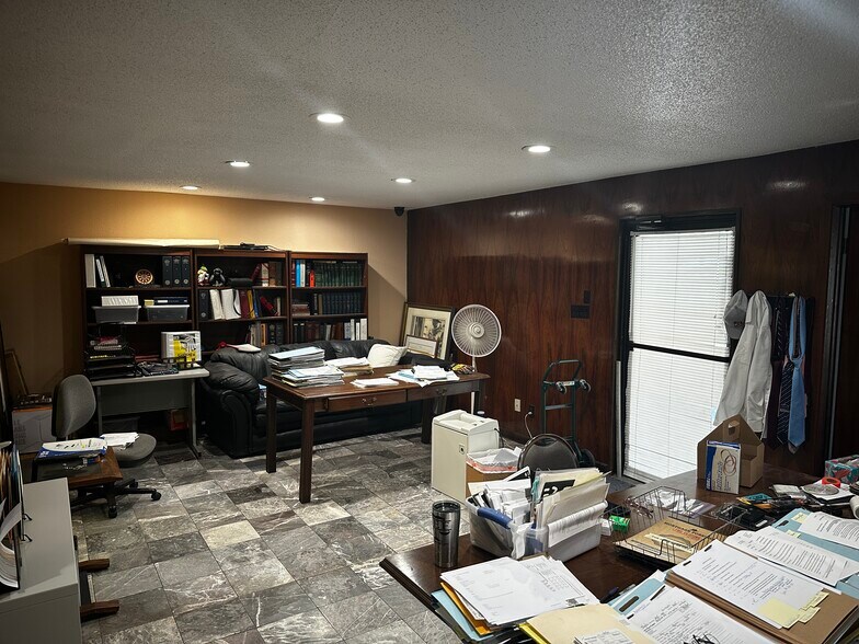 More Photos Of 125 N Fort Worth St, Midland Office For Sale
