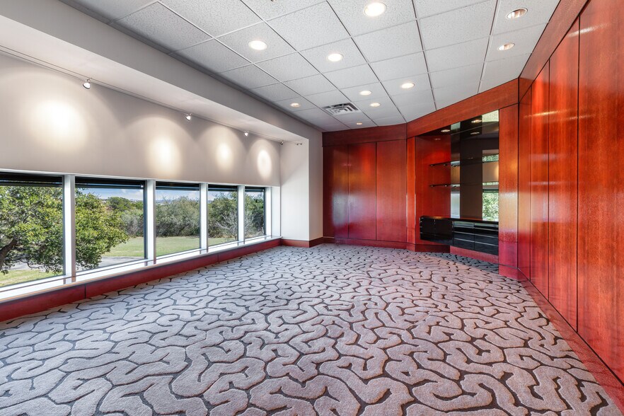 More Photos Of 15315 W Highway 71, Austin Showroom For Sale