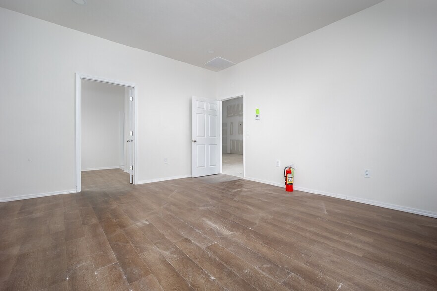 More Photos Of 236 N Chisholm Trail Way, Mustang Warehouse For Lease