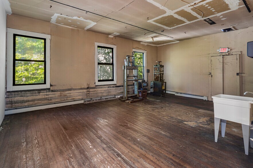 More Photos Of 28 Lawrence St, Spring Valley Industrial For Sale