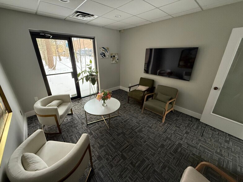 More Photos Of 23689 Industrial Park Dr, Farmington Hills Flex For Lease