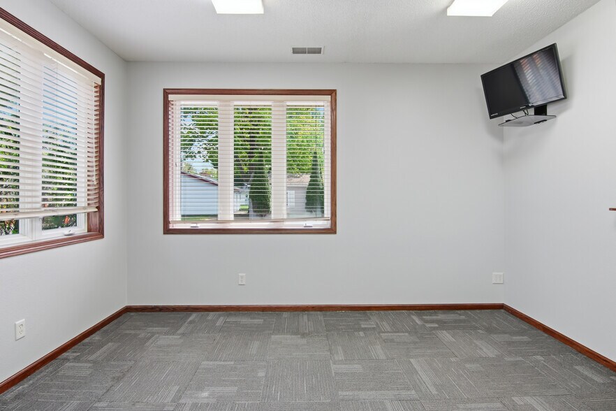More Photos Of 2108 S Broadway St, Menomonie Office For Sale