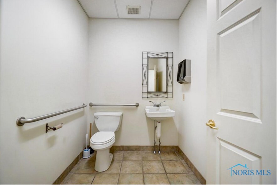 More Photos Of 2135 Tiffin Ave, Findlay Office For Sale