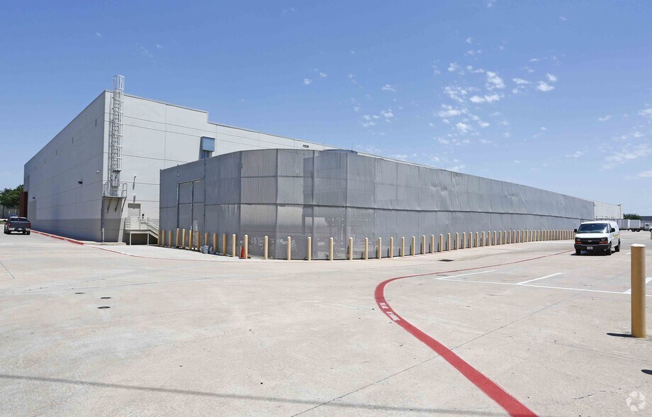 More Photos Of 1700 Summit Ave, Plano Warehouse For Lease