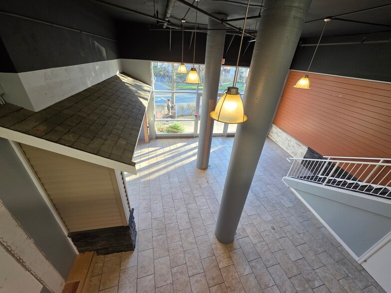 More Photos Of 2745 Veterans Memorial Pky, Victoria Office For Sale