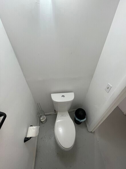 More Photos Of 676 NW 23rd St, Miami Warehouse For Lease