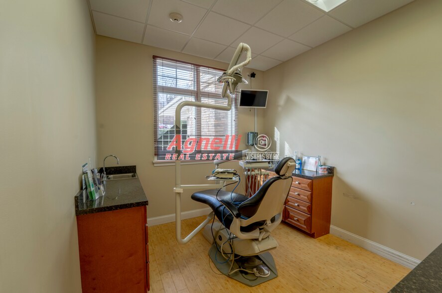 More Photos Of 30 Country Squire Dr, Cromwell Medical For Sale