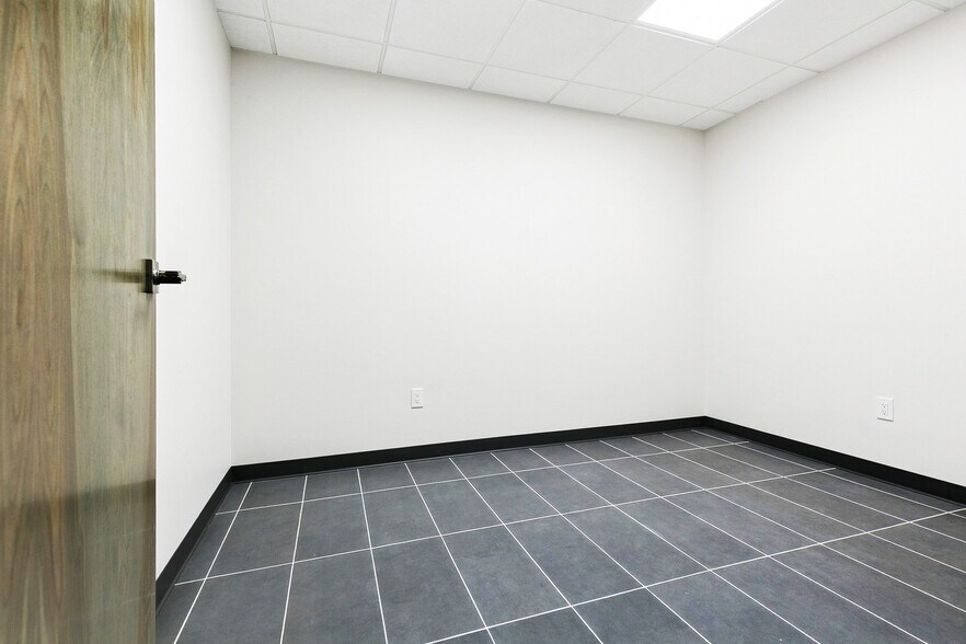 More Photos Of 8411 Parc Pl, Chalmette Office For Sale