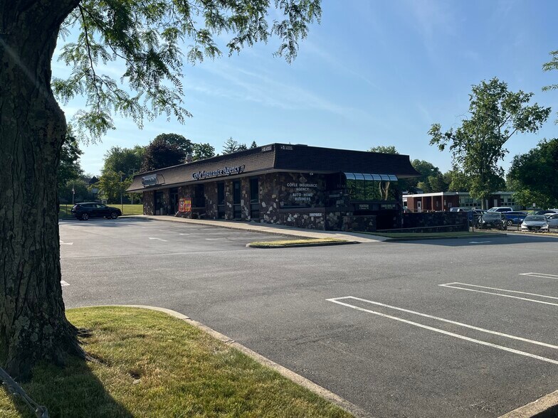 Primary Photo Of 1 Lake Rd, Congers Bank For Lease
