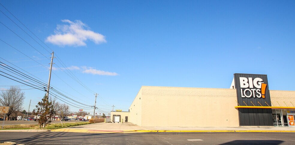 More Photos Of 1806 N Jackson St, Tullahoma Freestanding For Lease