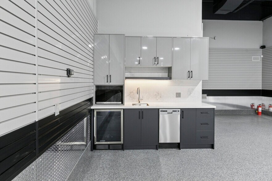More Photos Of 2721 Markham Rd, Toronto Showroom For Sale