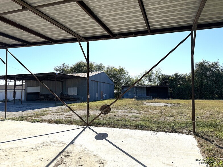 More Photos Of 1500 W Corpus Christi St, Beeville Freestanding For Sale