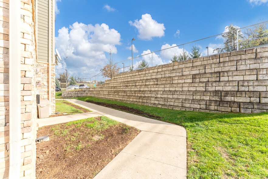 More Photos Of 975 Sheffield St, Washington Hotel For Sale