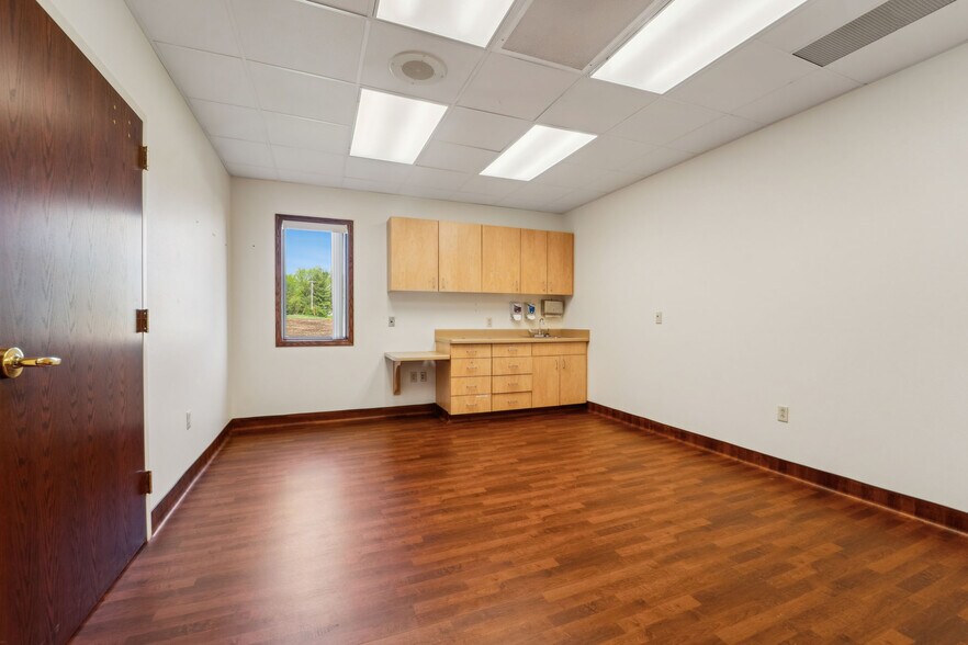 More Photos Of 790 Eastgate Dr, Ripon Medical For Sale