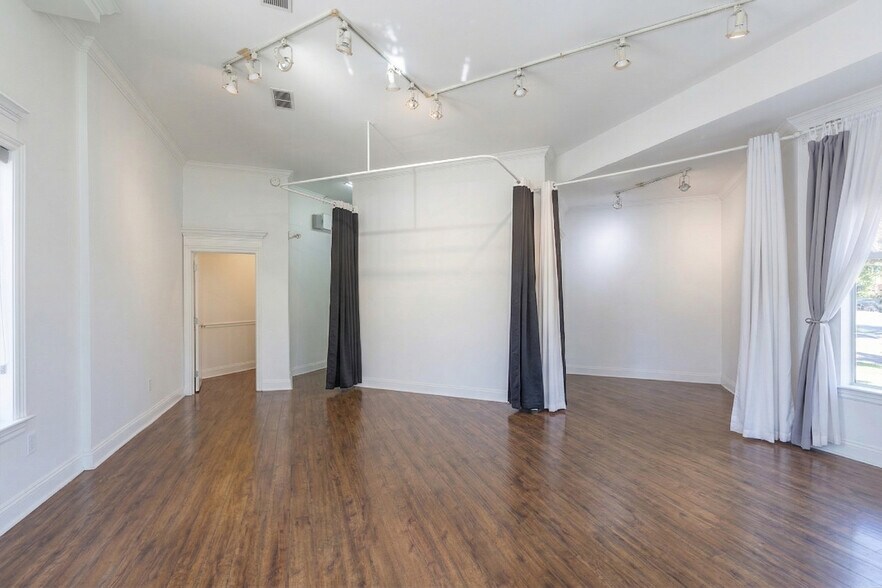 More Photos Of 12185 Beecher St, Surrey Storefront For Sale