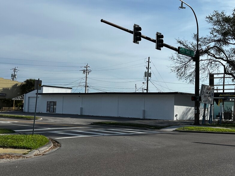 More Photos Of 6631-6633 Gateway Ave, Sarasota Self Storage For Lease