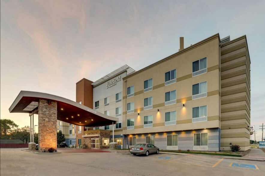 More Photos Of 1111 N Lorraine St, Hutchinson Hotel For Sale
