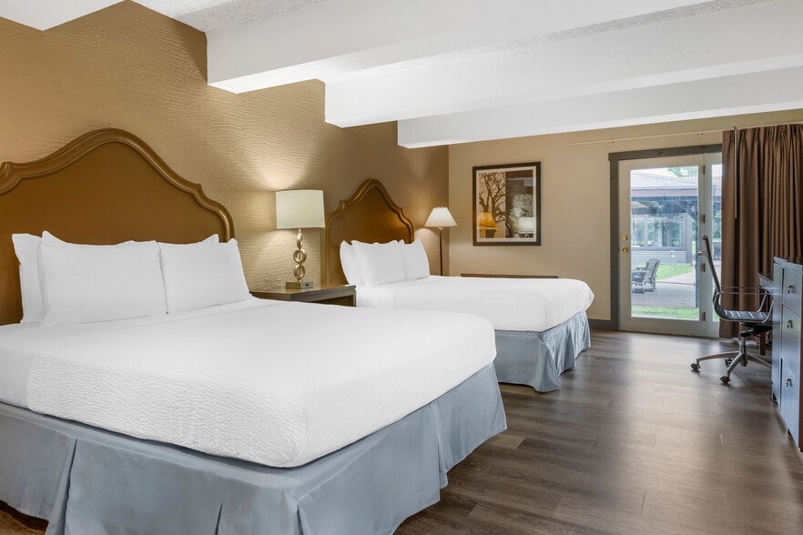 More Photos Of 250 W Church St, Mishicot Hotel For Sale