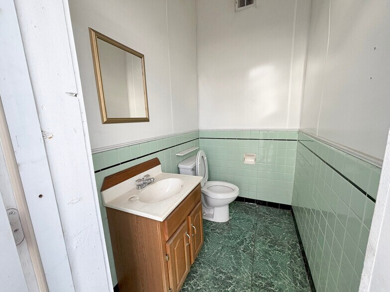 More Photos Of 507 S 12th St, Murray Flex For Sale