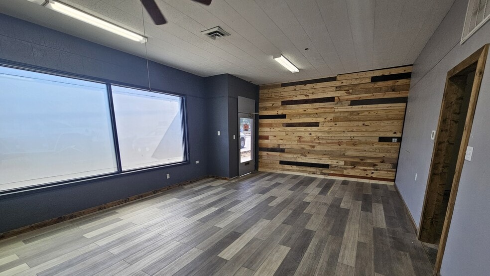 More Photos Of 1406 Tennant Way, Longview Freestanding For Sale