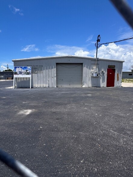 More Photos Of 1875 Seward Ave, Naples Manufacturing For Sale