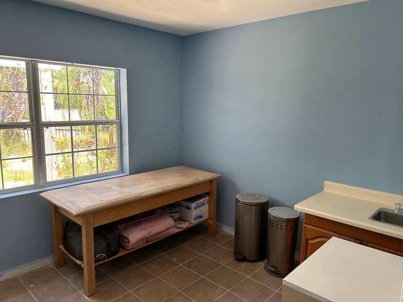 More Photos Of 609 S Himes Ave, Tampa Office For Lease