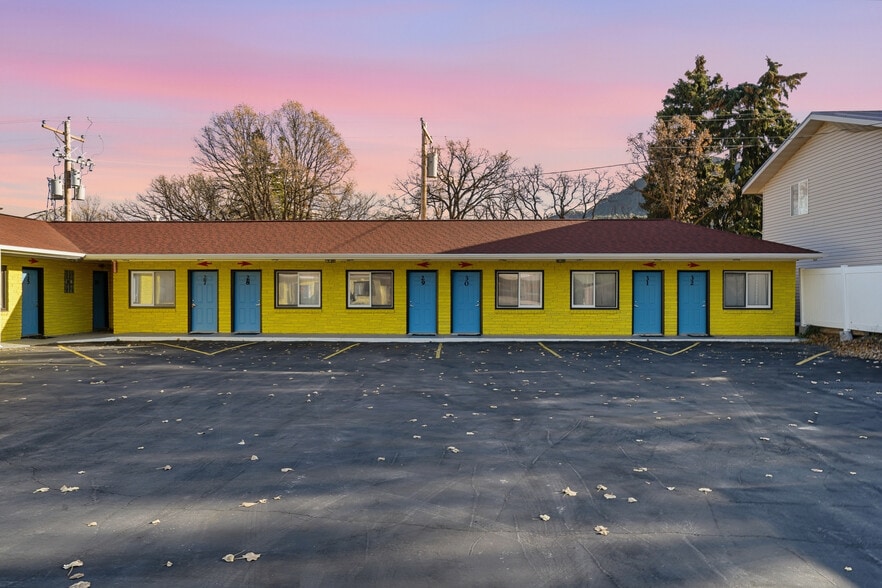 More Photos Of 214 E Cleveland St, Sundance Hotel For Sale