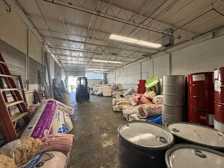 More Photos Of 78-102 E Industry Ct, Deer Park Warehouse For Lease