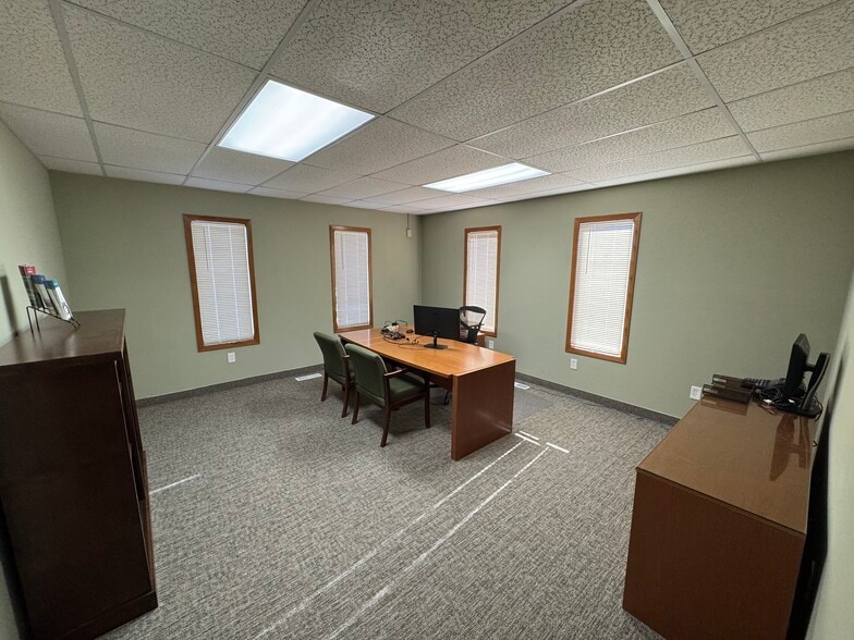 More Photos Of 5437 212th St W, Farmington Office For Lease