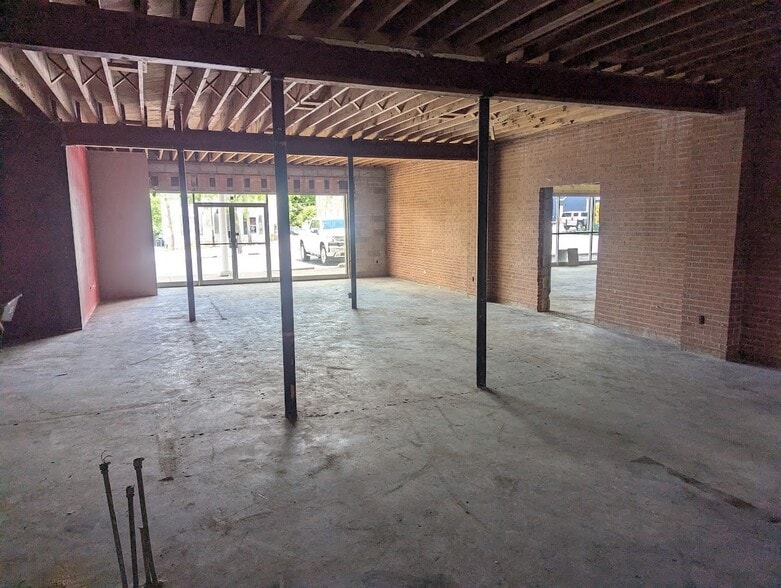 More Photos Of 34-36 W Franklin St, Centerville Storefront Retail Office For Lease