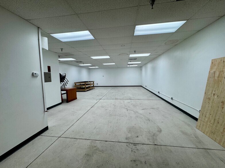 More Photos Of 1957 Barber Rd, Sarasota Flex For Lease
