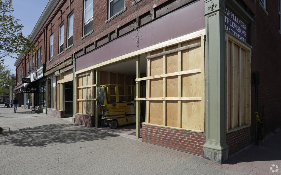 More Photos Of 90-102 Maine St, Brunswick Freestanding For Lease