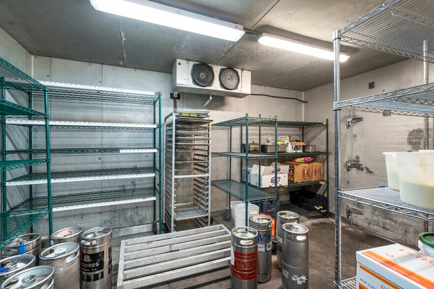 More Photos Of 341 Johnnie Dodds Blvd, Mount Pleasant Restaurant For Sale