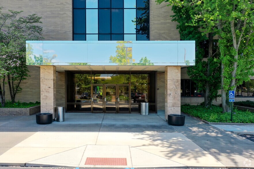 More Photos Of 11330 Olive Blvd, Creve Coeur Office For Lease