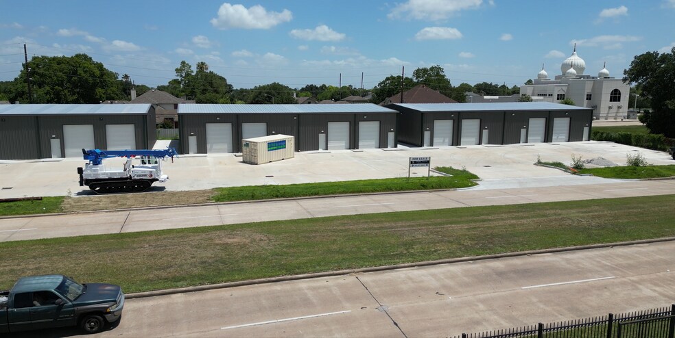 More Photos Of 14940 Beechnut st, Houston Unknown For Lease